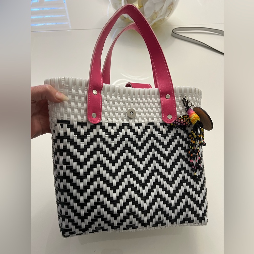 Hand-woven craftsmanship Stylish Black/White Chevron Tote Bag with Pink Accents - Picture 4 of 6